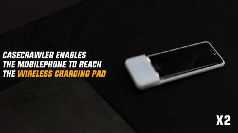 Telefonları Sürünerek Şarj Etmeye Götürüp Getiren İlginç Telefon Kılıfı (Video)