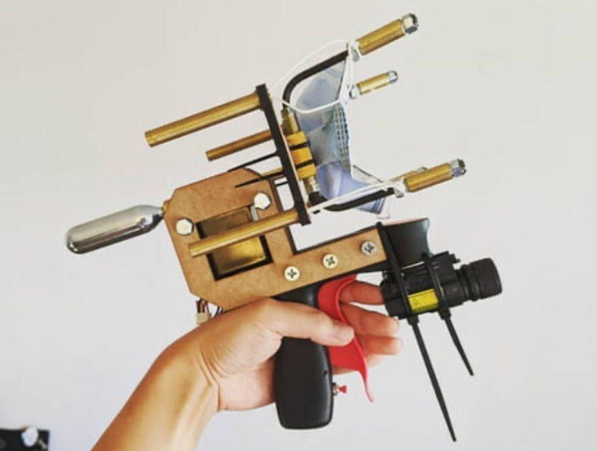 Bir YouTuber’ın Geliştirdiği, İnsanların Yüzüne Maske Fırlatan İlginç Silah