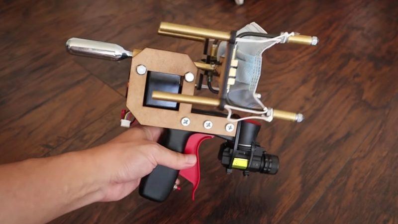 Bir YouTuber’ın Geliştirdiği, İnsanların Yüzüne Maske Fırlatan İlginç Silah