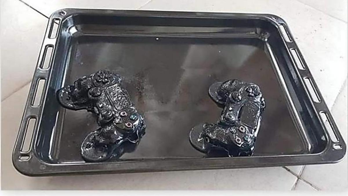 Yanlışlıkla Fırında Pişirilen PS4 Oyun Kollarının Fotoğrafı Sosyal Medyada Viral Oldu