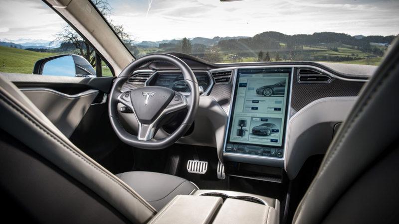Tesla, Araç İçinde Unutulan Çocukları Tespit Etmek İçin Sensörleri Kullanacak