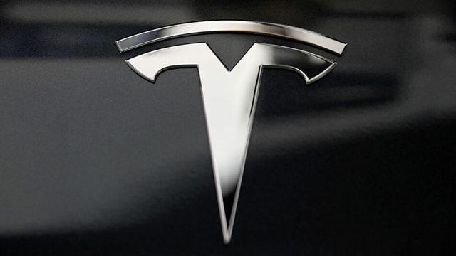 Tesla, Otonom Sürüşte Otoyoldaki Hız Sınırı Levhalarını Algılayan Güncellemeyi Yayınladı