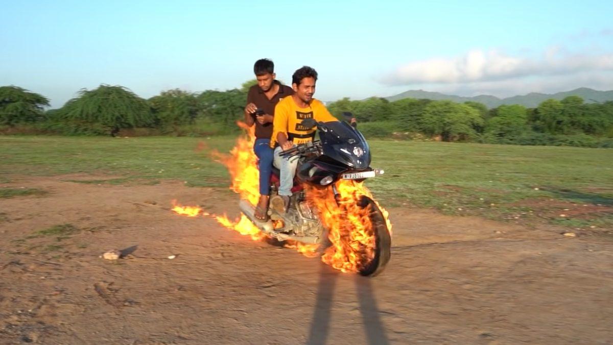 Hint YouTuber, Ghost Rider’ın ’Alevli’ Motosikletini Gerçek Hayatta Canlandırdı (Video)