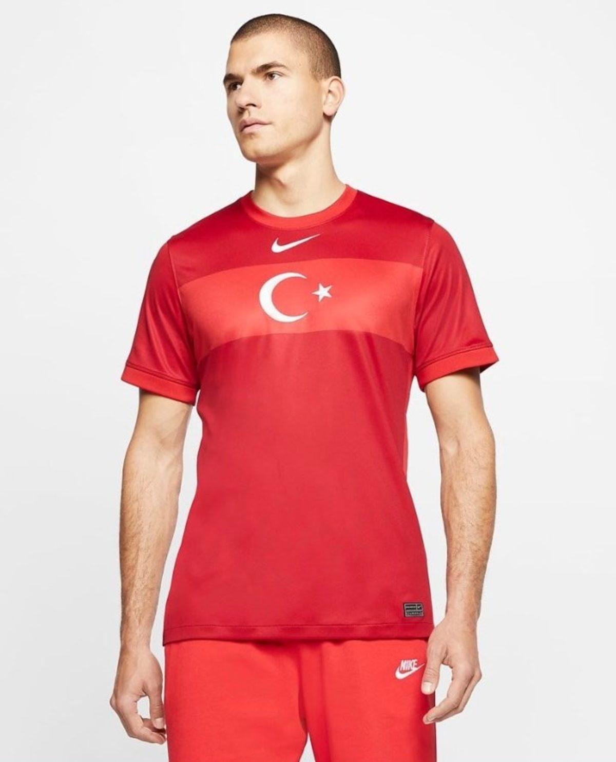 Türkiye A Milli Futbol Takımı’nın Yeni Formasındaki Nike Logosuna Sosyal Medyadan Büyük Tepki