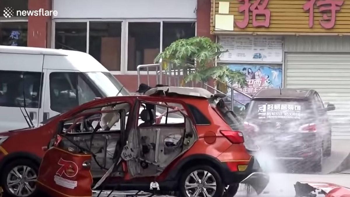 Çin’de Bir Elektrikli Otomobil, Şarj Edildiği Sırada Patladı (Video)