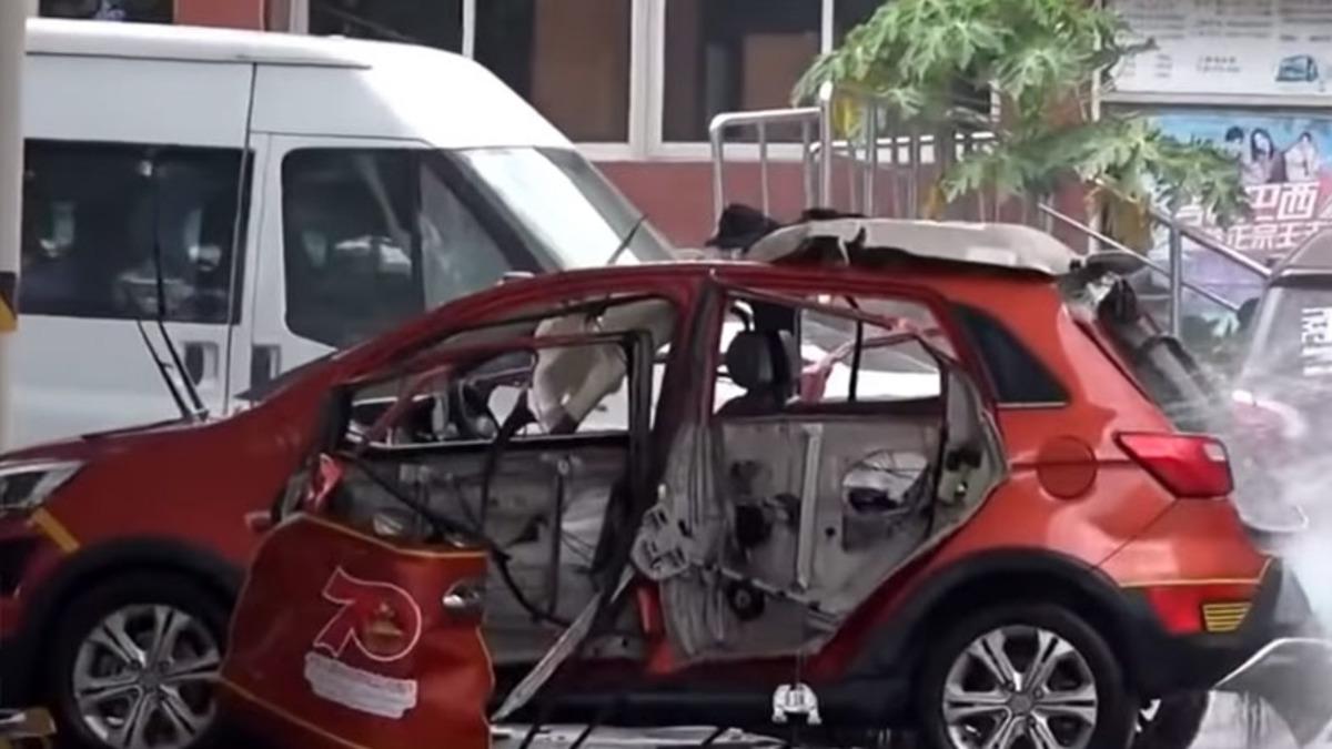 Çin’de Bir Elektrikli Otomobil, Şarj Edildiği Sırada Patladı (Video)