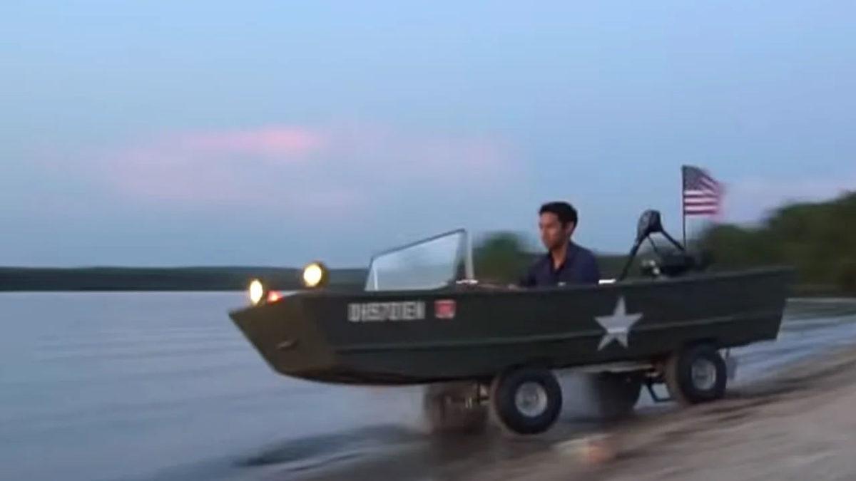 Bir YouTuber, Hem Suda Hem de Karada Gidebilen Amfibi Aracı Üretti
