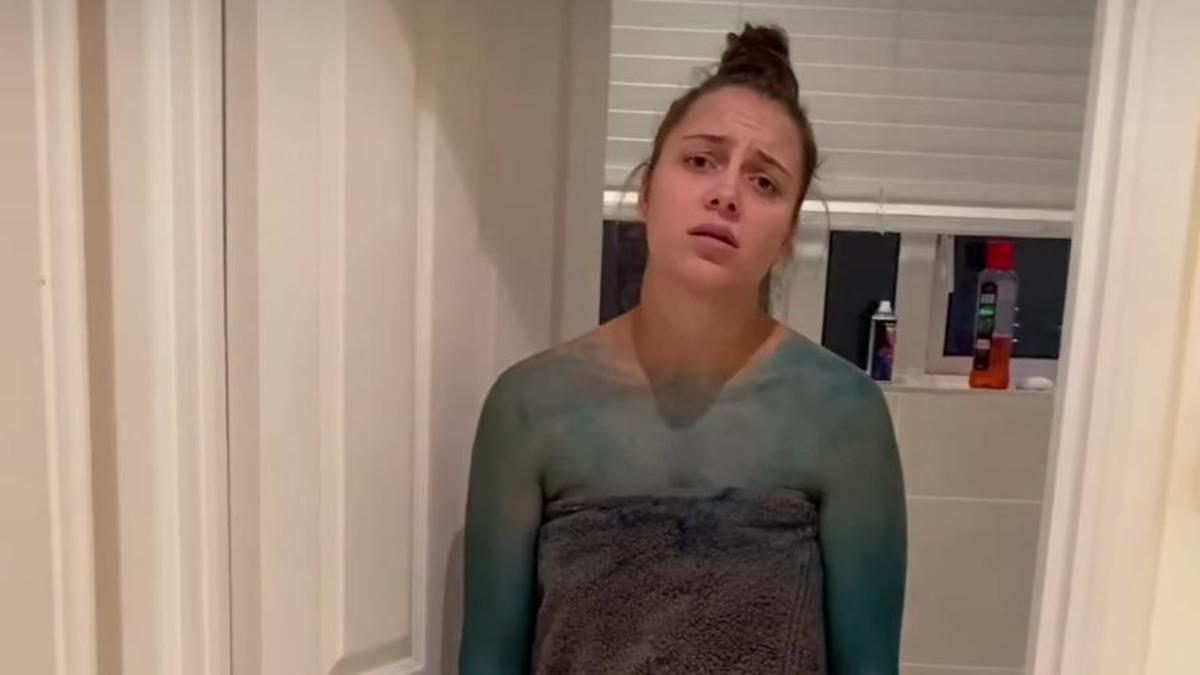 Kız Arkadaşını ’Şaka Amaçlı’ Maviye Boyayan YouTuber, Sosyal Medyada Topa Tutuldu