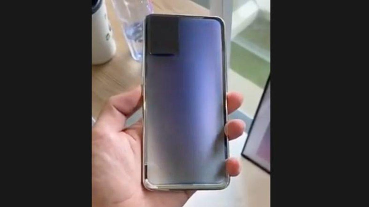 Akıllı Telefonların Yakında Renkten Renge Geçebileceğini Gösteren Video