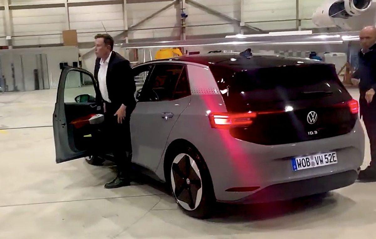 Elon Musk, Volkswagen’in İlk Elektrikli Otomobili ID.3 ile Test Sürüşüne Çıktı (Video)