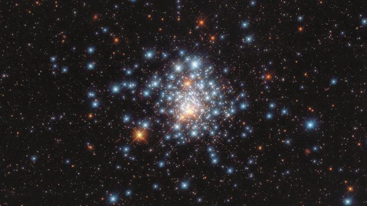 Hubble Uzay Teleskobu, Bir Yıldız Grubunun Büyüleyici Bir Fotoğrafını Yakaladı