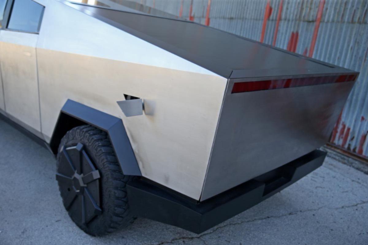 Bosnalı Bir Adam, Ford F-150’yi En Büyük Rakibi Olacak Tesla Cybertruck’a Dönüştürdü