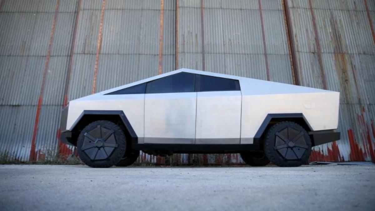 Bosnalı Bir Adam, Ford F-150’yi En Büyük Rakibi Olacak Tesla Cybertruck’a Dönüştürdü