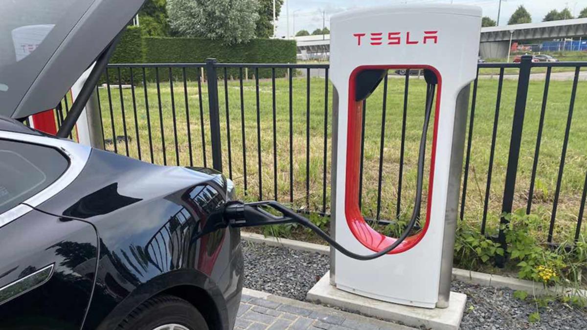 Tesla’nın Avrupa’daki V3 Supercharger İstasyonlarında Garip Hata: Elektrik Ücreti Alınmıyor