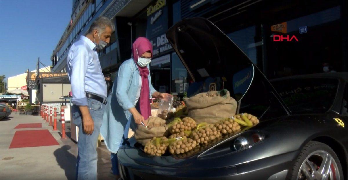 Reklam Gibi Reklam: Ankara’da Dükkan Tanıtımı İçin Ferrari’nin Bagajında Ceviz Satıldı