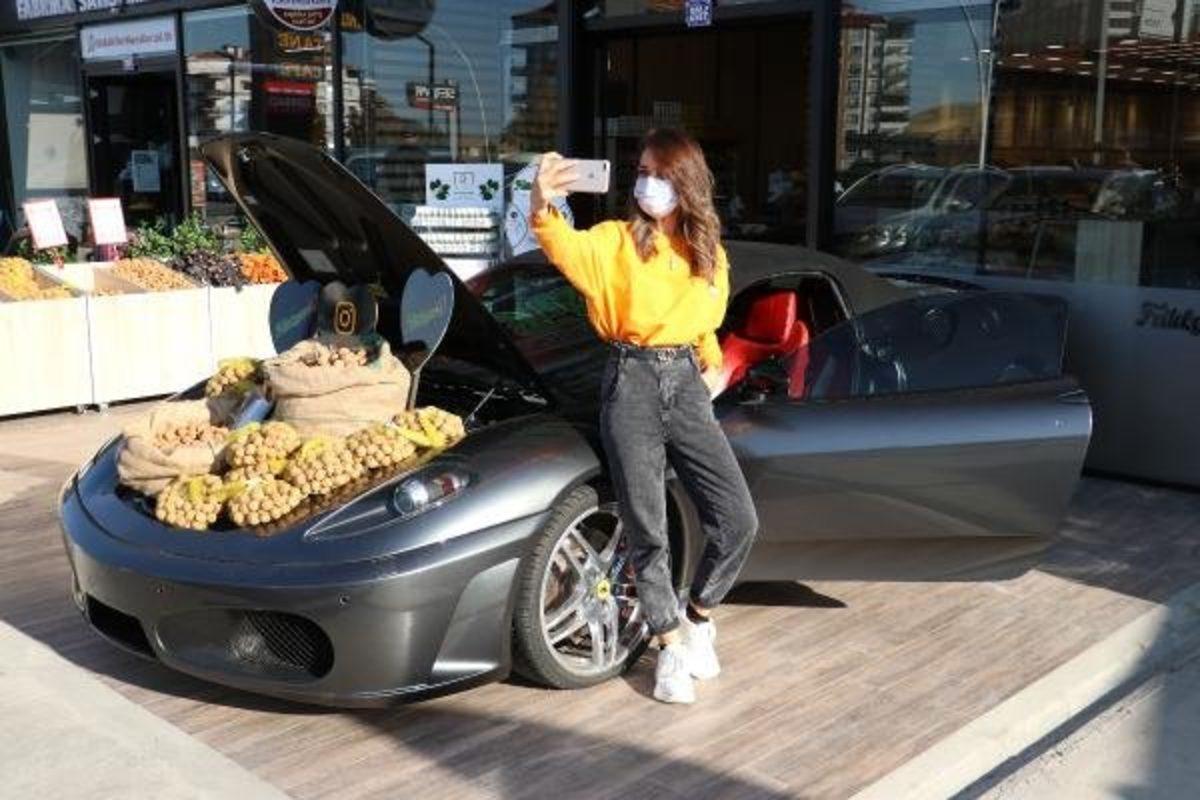 Reklam Gibi Reklam: Ankara’da Dükkan Tanıtımı İçin Ferrari’nin Bagajında Ceviz Satıldı