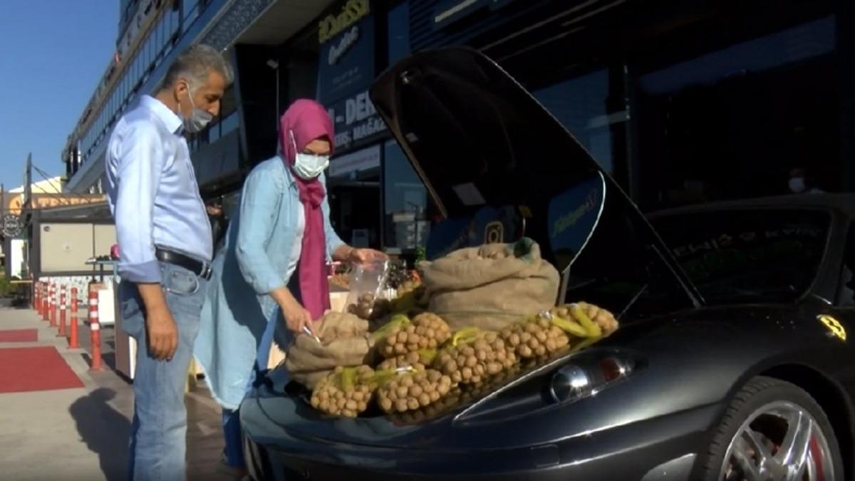 Reklam Gibi Reklam: Ankara’da Dükkan Tanıtımı İçin Ferrari’nin Bagajında Ceviz Satıldı