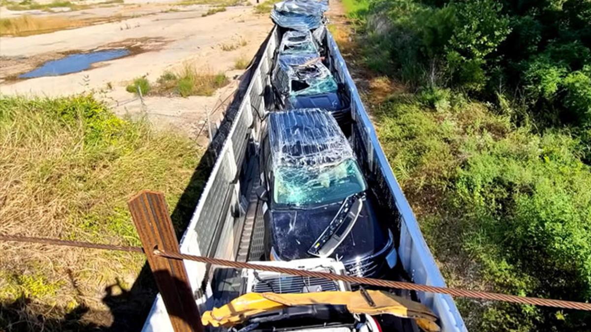 Sayısız Sıfır Otomobili Perte Çıkaran Tren Kazası (Video)