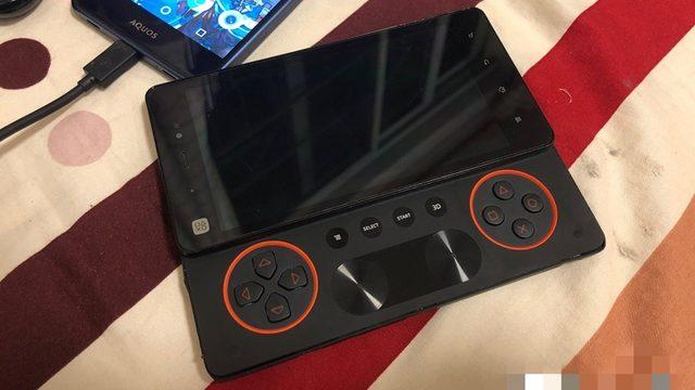 Sony’nin İptal Edilen Oyuncu Telefonu Ericsson Xperia Play 2’nin Fotoğrafları Ortaya Çıktı
