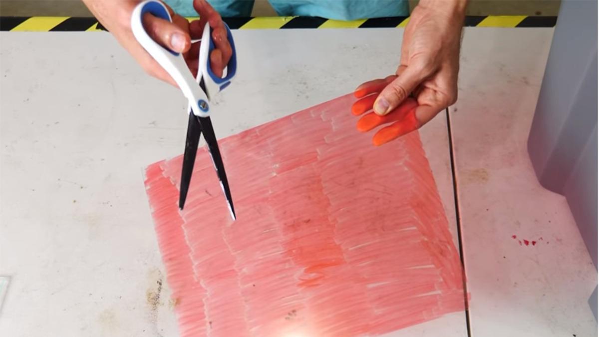 Bir YouTuber, Makasla Nasıl Cam Kesileceğini Gösterdi