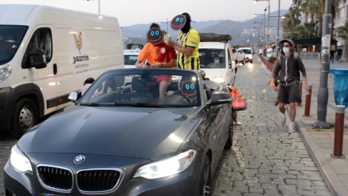 Yüzleri Maskeli Bir Grup, İzmir Sokaklarında Para Dağıttı