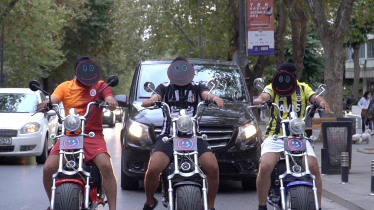 Yüzleri Maskeli Bir Grup, İzmir Sokaklarında Para Dağıttı