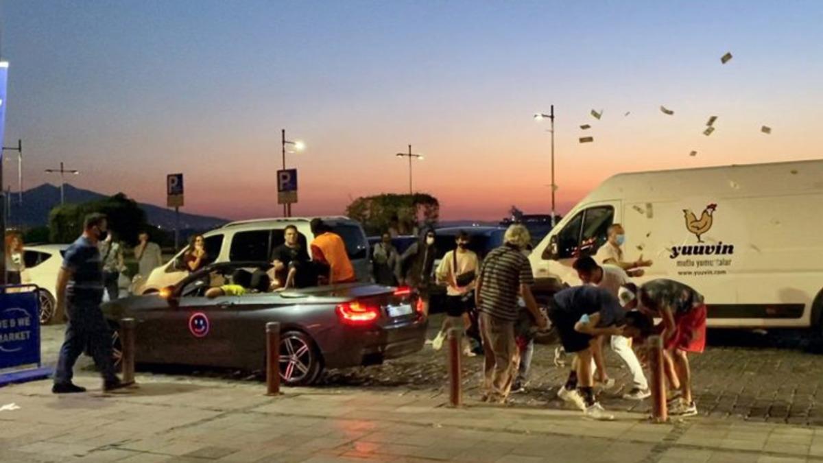 Yüzleri Maskeli Bir Grup, İzmir Sokaklarında Para Dağıttı
