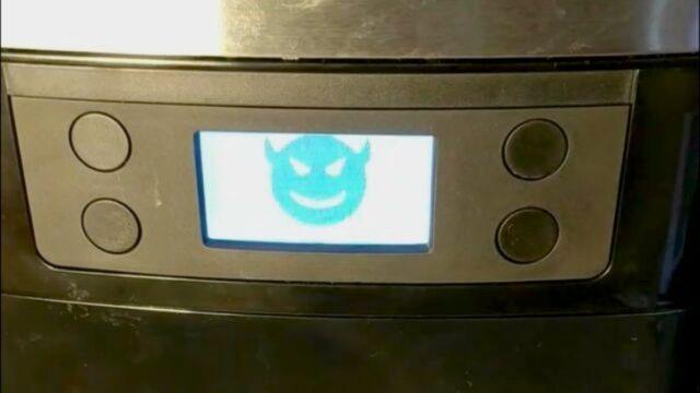 Güvenlik Uzmanı, Kahve Makinesini Hackleyerek Korkunç Bir Cihaza Çevirdi (Video)