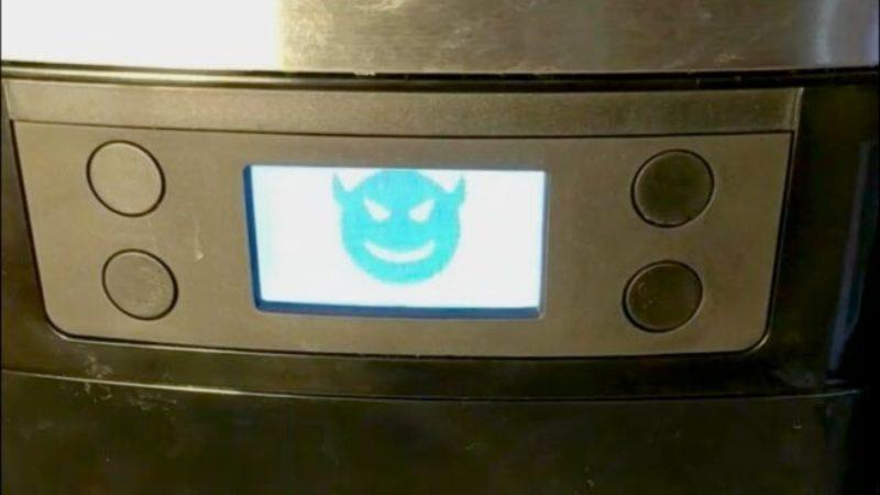 Güvenlik Uzmanı, Kahve Makinesini Hackleyerek Korkunç Bir Cihaza Çevirdi (Video)