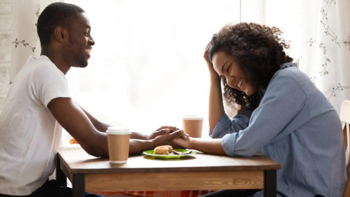 Bilime Göre Birinin Sizinle Flört Ettiğini Nasıl Anlarsınız?