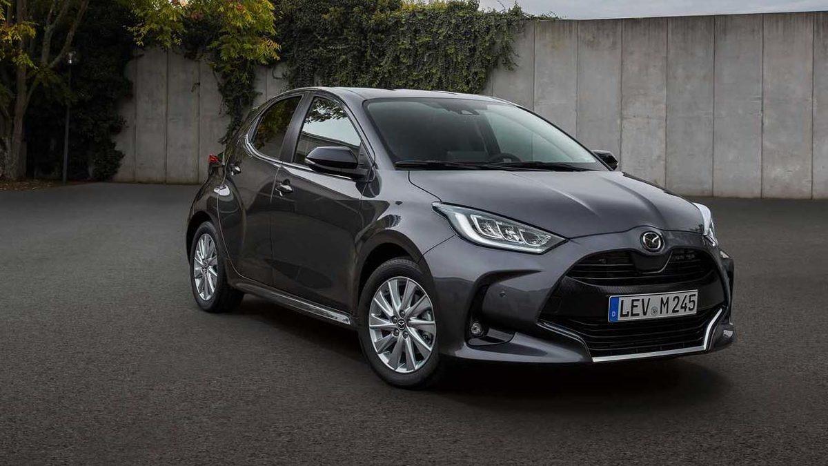 Mazda, Toyota Yaris Hibrit’in Sadece Logosunu Değiştirdiği Mazda2’yi Tanıttı
