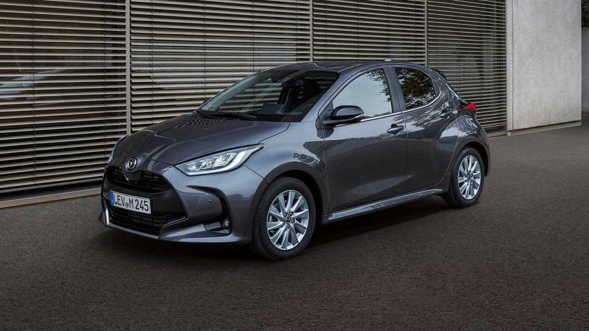 Mazda, Toyota Yaris Hibrit’in Sadece Logosunu Değiştirdiği Mazda2’yi Tanıttı