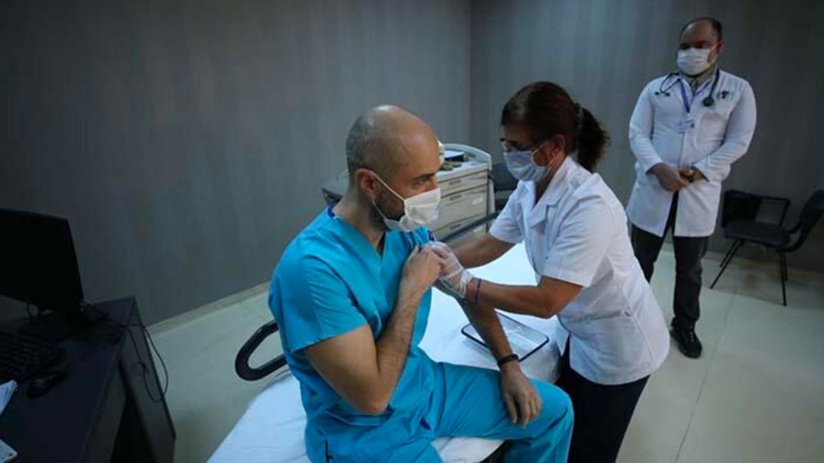 Çin’de Geliştirilen Koronavirüs Aşısı, Şimdi de Bursa’da Sağlık Çalışanlarına Uygulandı