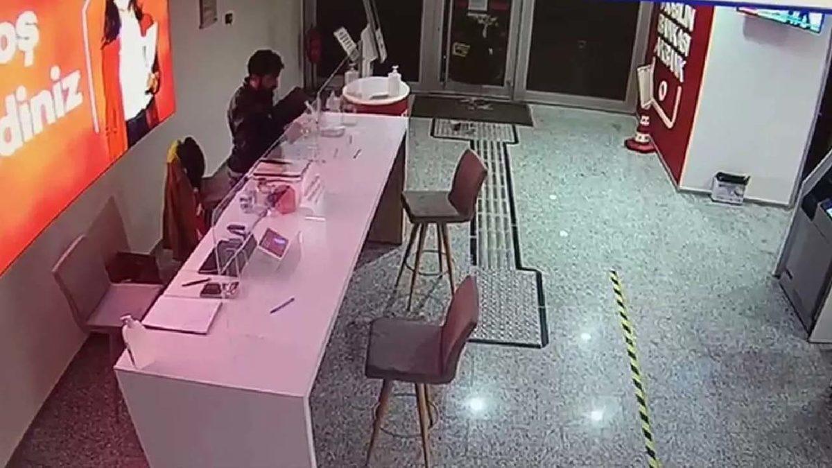 La Casa de Tablet: Camı Kırıp Bankaya Giren Hırsız, Para Yerine Tablet Çalıp Kaçtı