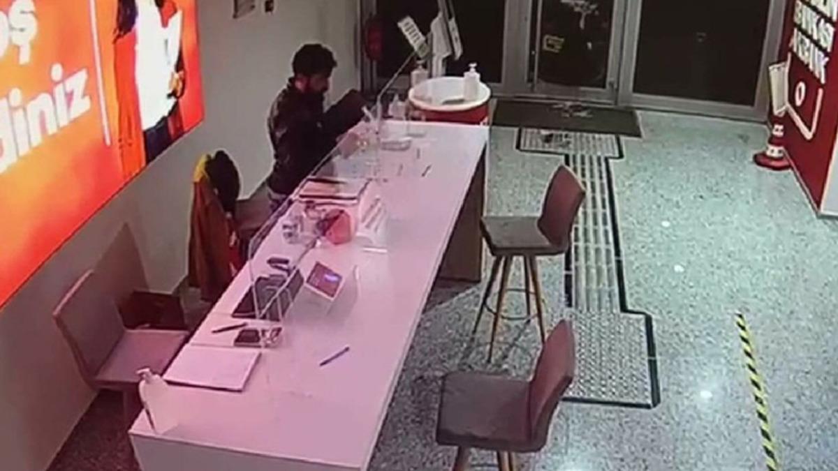 La Casa de Tablet: Camı Kırıp Bankaya Giren Hırsız, Para Yerine Tablet Çalıp Kaçtı