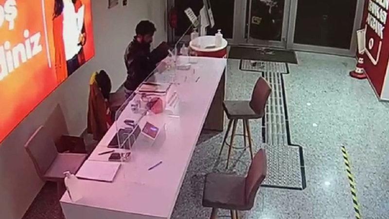 La Casa de Tablet: Camı Kırıp Bankaya Giren Hırsız, Para Yerine Tablet Çalıp Kaçtı