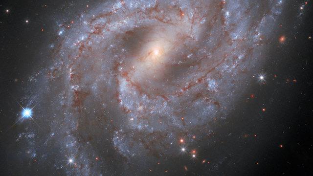 Hubble, 70 Milyon Işık Yılı Uzaklıkta Patlayan Bir Süpernovayı Görüntüledi (Video)