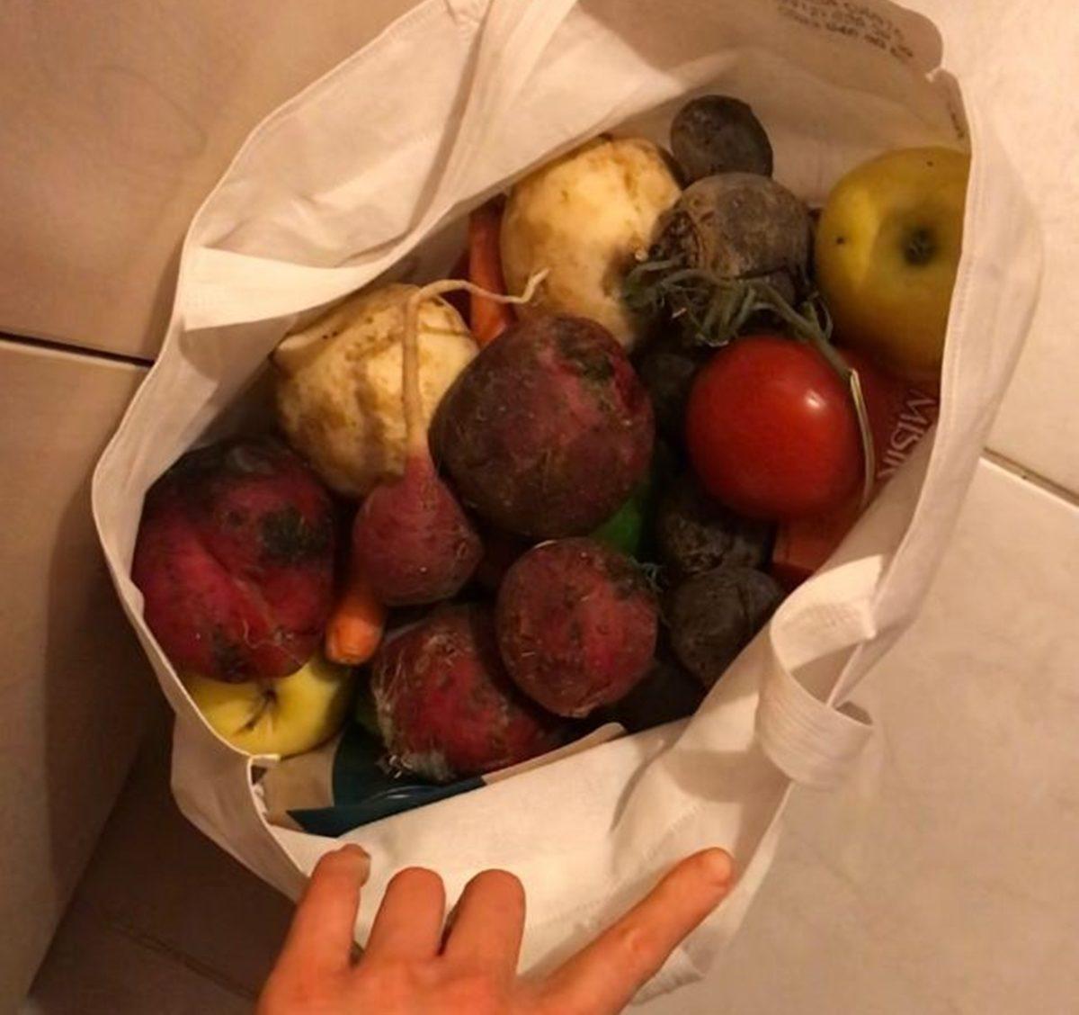 Parası Olmasına Rağmen Yıllardır Çöpten Yiyecek Toplayarak Yemek Yapan Aktiviste Acımasız Sorular Sorduk