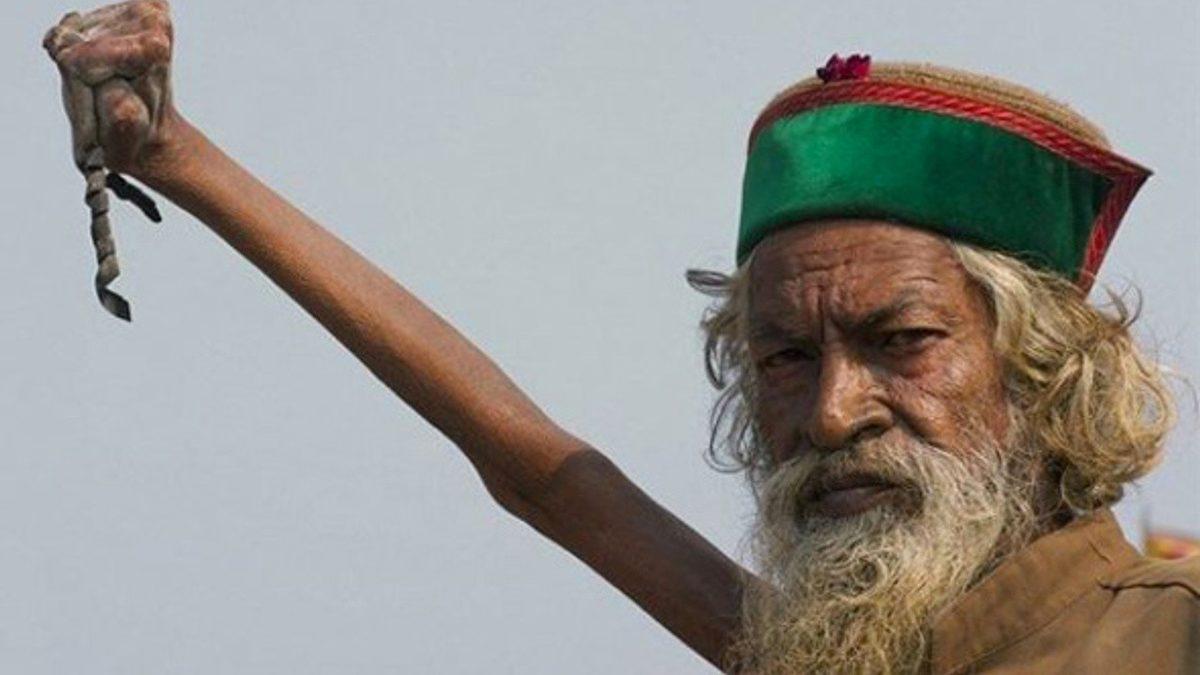 Tamam da Neden? 48 Yıldır Sağ Kolunu Havada Tutan Adamın Hayatı Sorgulatan Hikayesi