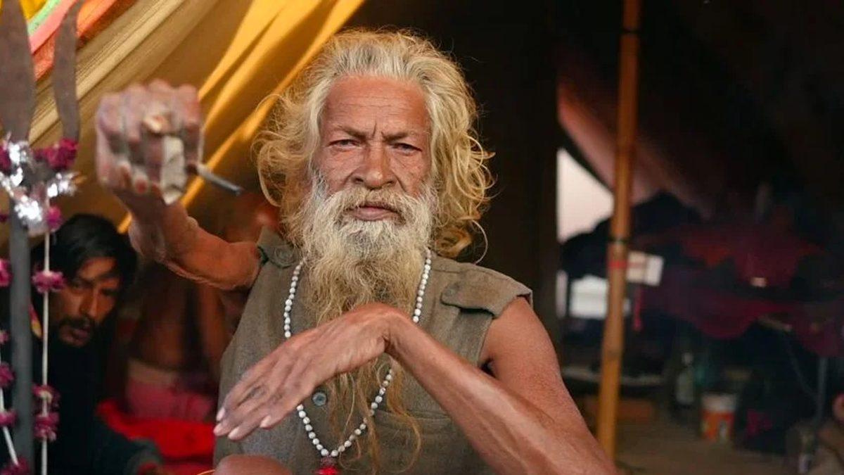 Tamam da Neden? 48 Yıldır Sağ Kolunu Havada Tutan Adamın Hayatı Sorgulatan Hikayesi