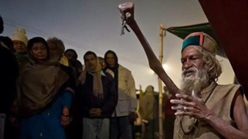 Tamam da Neden? 48 Yıldır Sağ Kolunu Havada Tutan Adamın Hayatı Sorgulatan Hikayesi