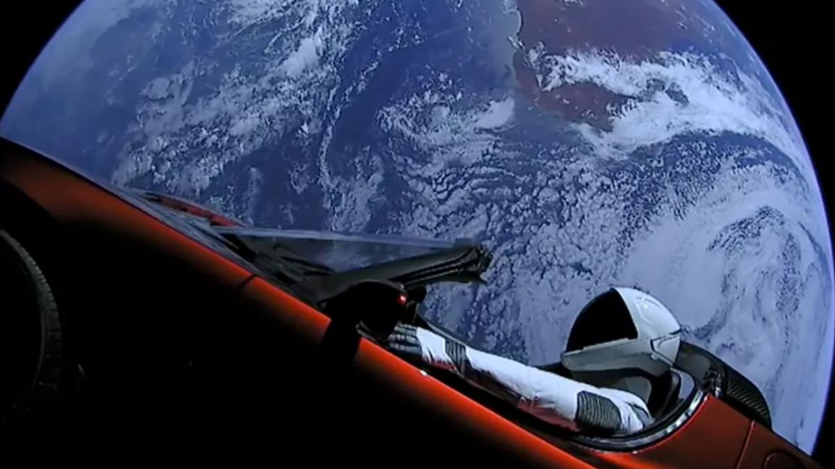 SpaceX’in Uzaya Gönderdiği Tesla Roadster, Mars’a İlk Yakın Uçuşunu Gerçekleştirdi
