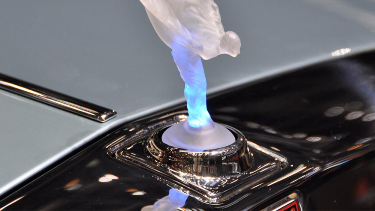 Rolls-Royce, Avrupa’daki Araçlarından ’Aydınlatmalı Rozetleri’ Sökecek