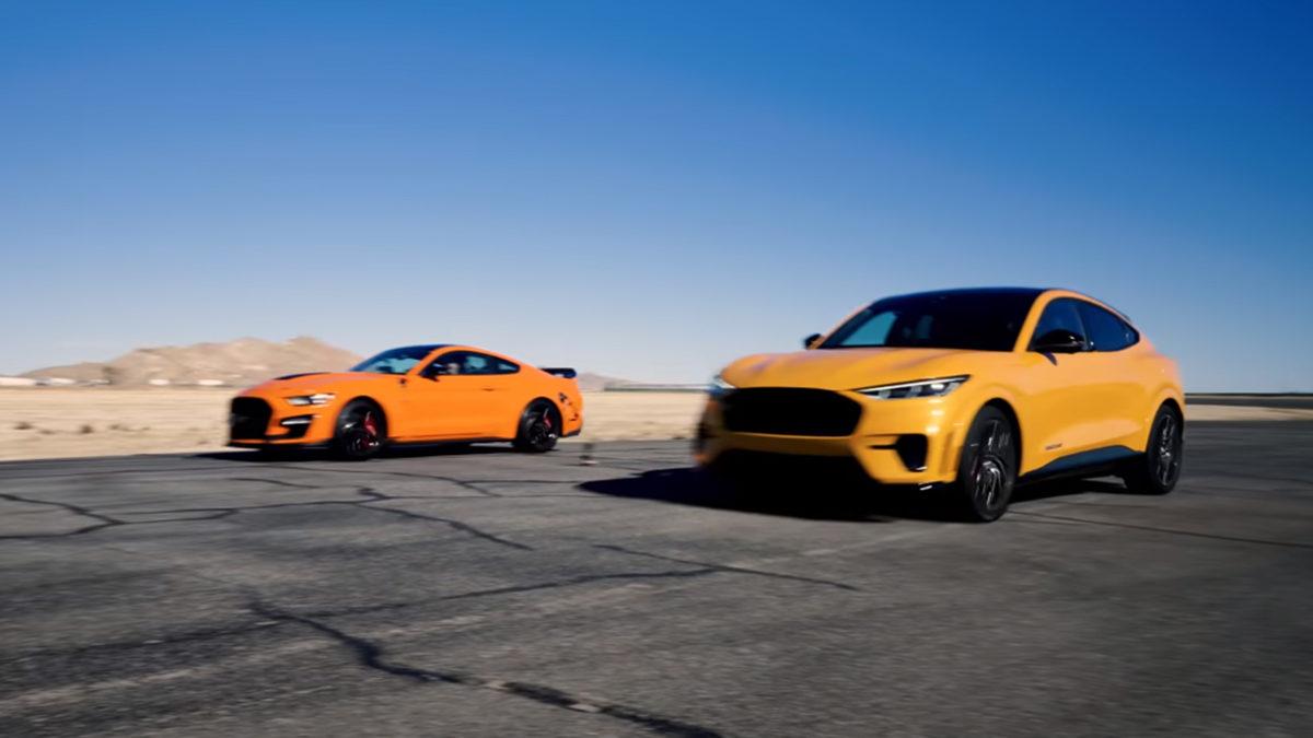 İyi Olan ‘Mustang’ Kazansın: Shelby GT500 ve Tam Elektrikli Mach-E GT Drag Yarışında Kozlarını Paylaşıyor