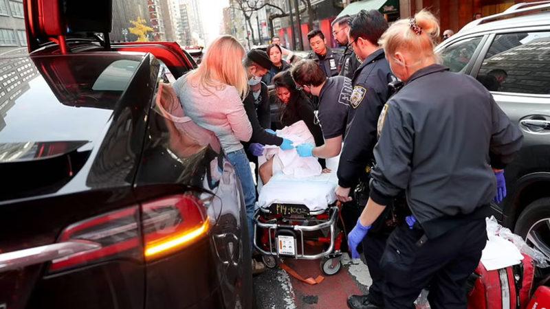 ’Tesla Bebek’ ile Tanışın: Bir Kadın, Tesla Kendi Kendine Giderken Arabada Doğum Yaptı