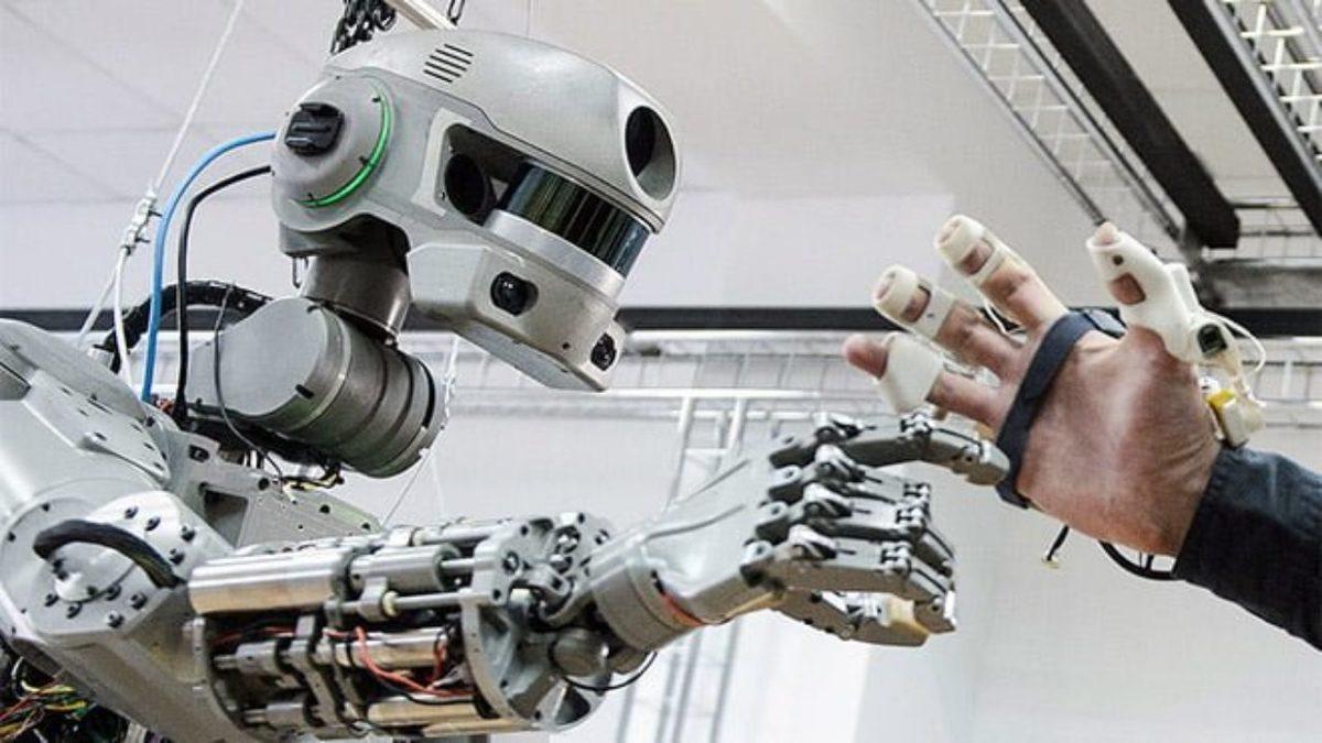 Rusya’nın İnsansı Robotu Fedor, Eski Kozmonotları Sarhoşlukla Suçladı