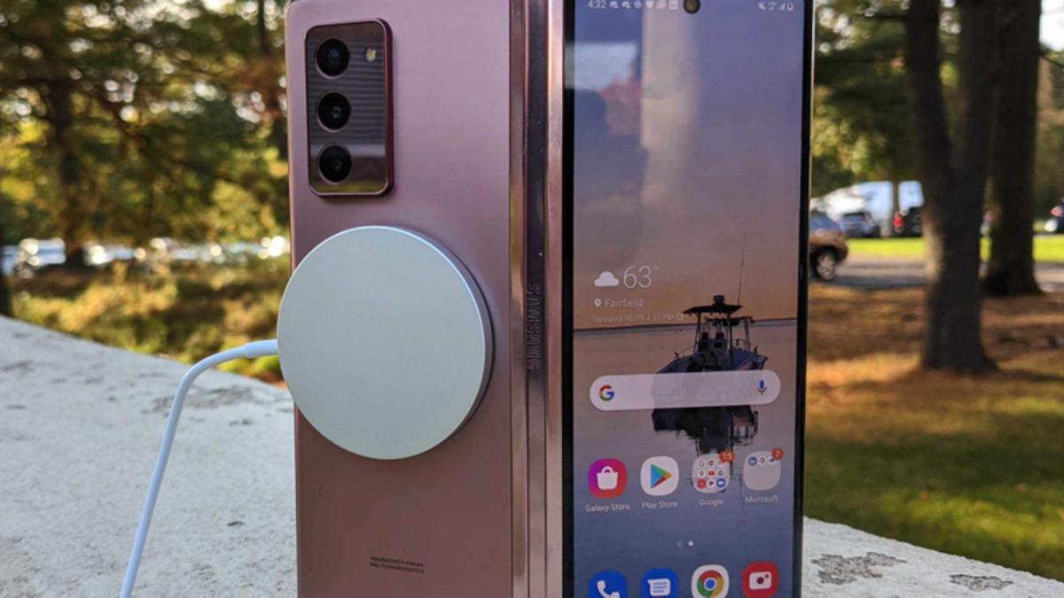 Samsung Galaxy Z Fold2, Apple’ın MagSafe’i ile Şarj Edilirken Görüldü