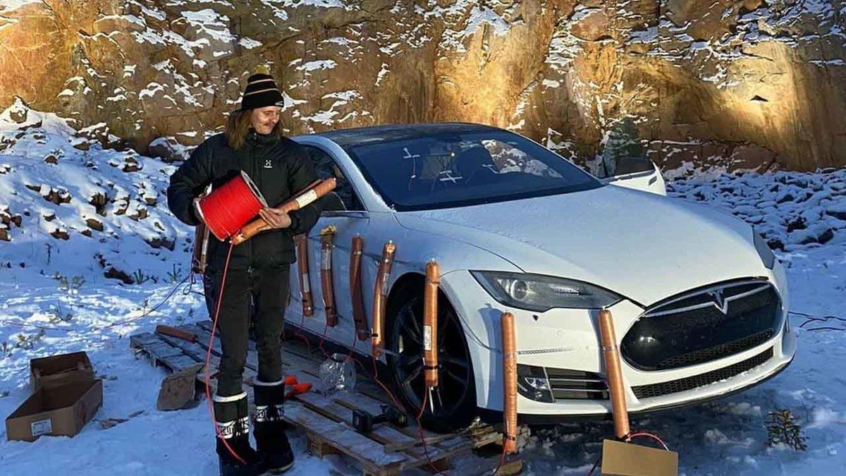 YouTuber, Gıcır Gıcır Tesla Model S’e Dinamit Bağlayıp Havaya Uçurdu [Video]