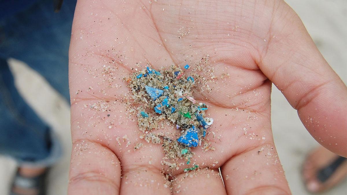 Doğduğumuz Andan İtibaren Vücudumuzdalar: Mikroplastiklerin Kronik Bağırsak Hastalıklarına Sebep Olabileceği Tespit Edildi