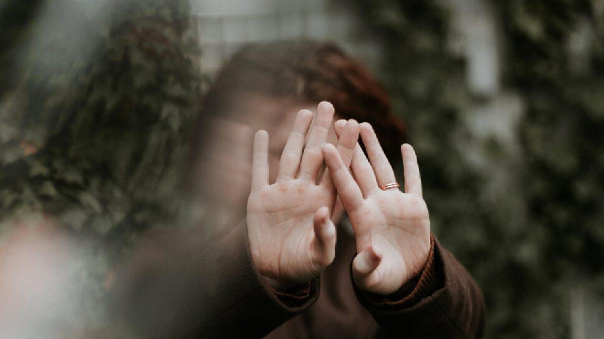 Bir Başkası Omzunuza Dokunduğu Anda Sizi Korkudan Bayıltabilecek Rahatsızlık: Hafefobi